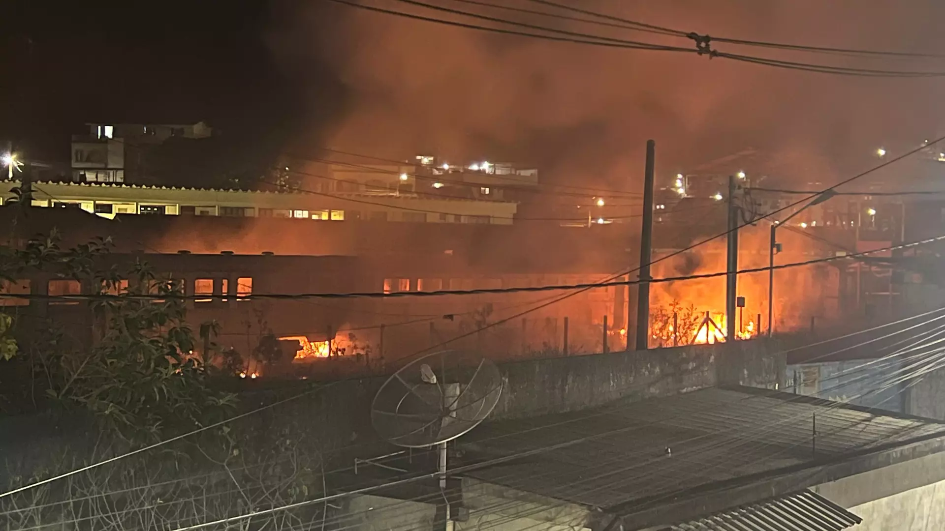 Fogo atinge área de vegetação no IF em Santos Dumont e Corpo de Bombeiros é acionado